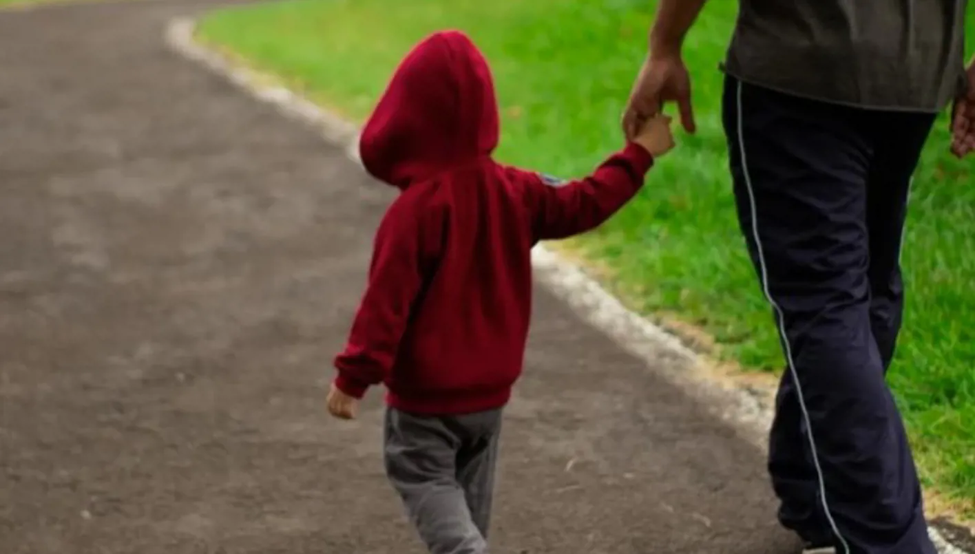 طفل يختفي في ظروف غامضة والشرطة توقف البحث عنه… ما القصة؟