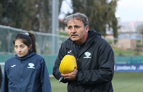 ناصر دحبور .. حكاية رجل علّم الفدائيات كيف يقاتلن بالكرة من أجل فلسطين