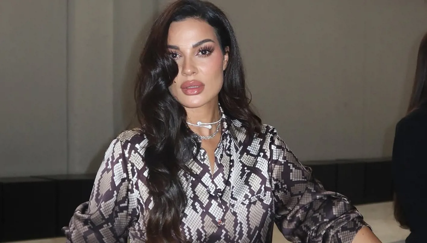 نادين نسيب نجيم بإطلالة عملية أنيقة من توقيع ستيلا مكارتني في الرياض (صور)