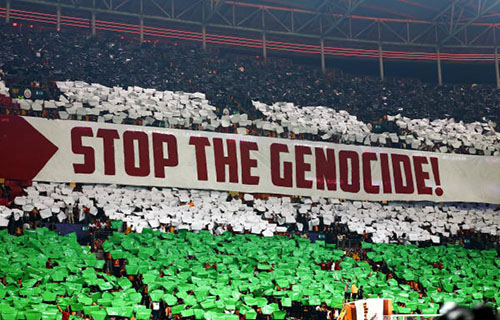 جماهير غلطة سراي تضيء مدرجاتها بعلم فلسطين: أوقفوا الإبادة الجماعية