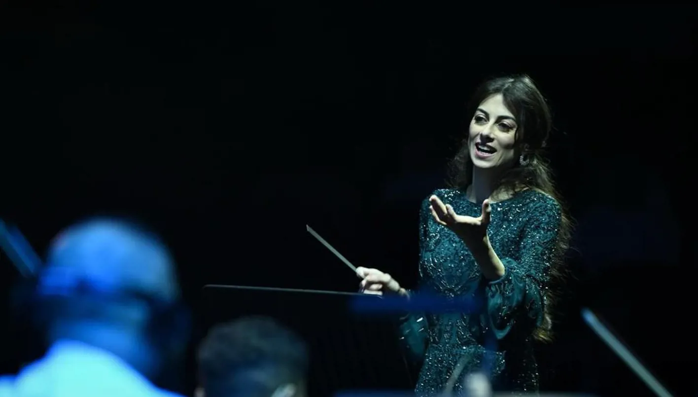 أمل القرمازي تقود أوركسترا مزيكا على مسرح الشيخ جابر في الكويت (صور وفيديو)
