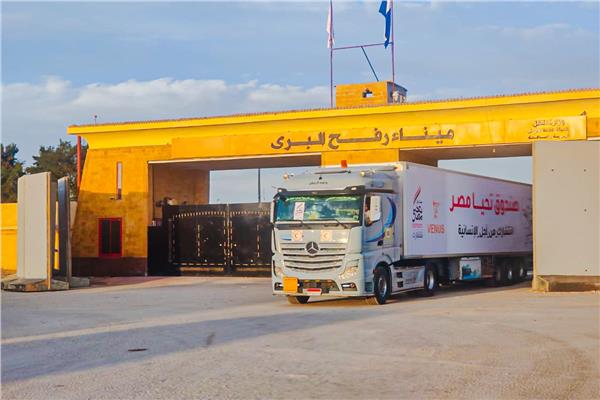 انطلاق شاحنات مساعدات إنسانية من مصر الى قطاع غزة