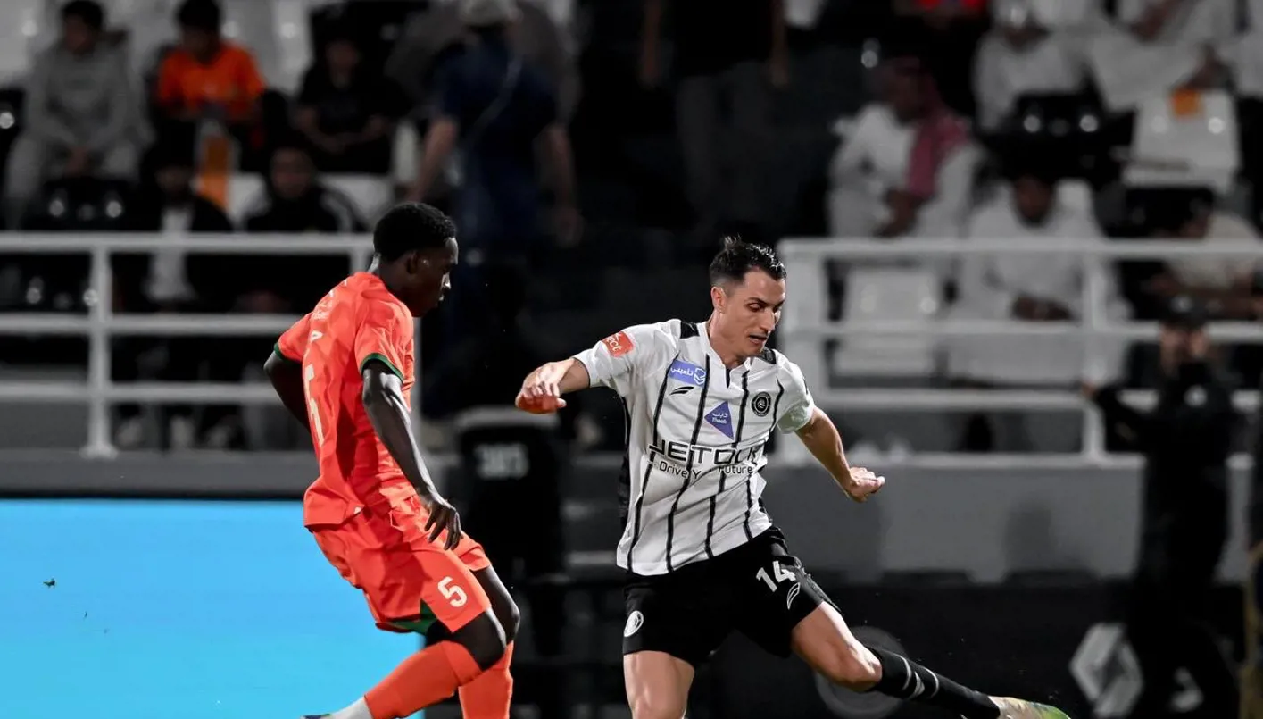 مشادة مجنونة بين لاعبي الشباب والجماهير تطالب بالعقاب (فيديو)