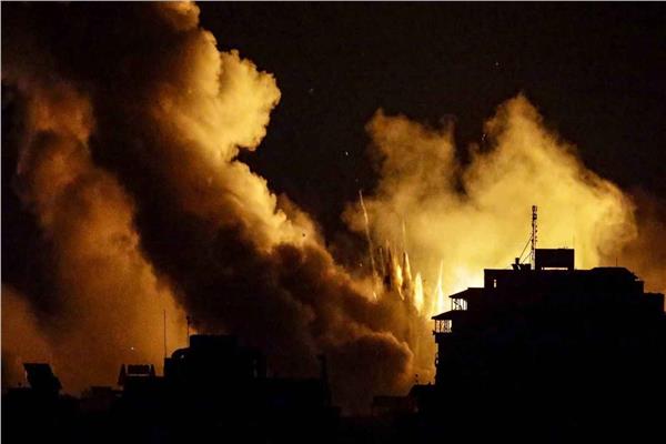 غارات إسرائيلية مكثفة على دير البلح وشمال غزة وحماس تؤجل تسليم جثمان محتجز