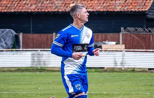 لاعب كرة خمسيني يدخل التاريخ بإنجاز غير مسبوق