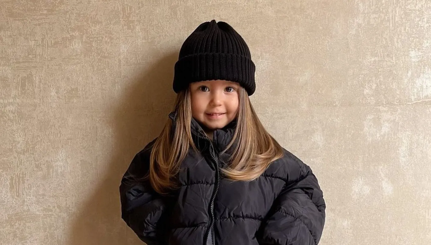 ملابس أطفال للبنات رائجة في شتاء 2026 (صور)