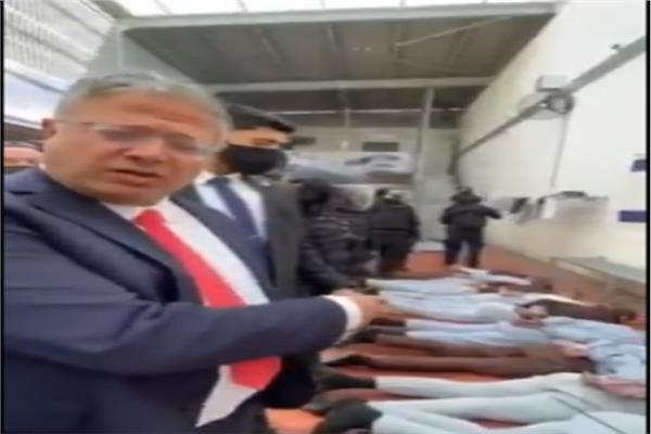 بن غفير ينشر مقطعا يظهره بجانب سجناء فلسطينيين مقيدين وممدّدين أرضا