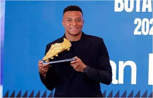 مبابي يتسلم الحذاء الذهبي الأوروبي ويتمنى “الفوز به مجددا”