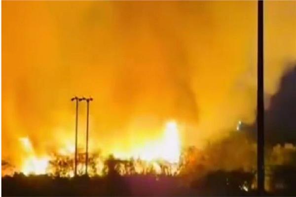 حريق هائل في ولاية نزوى بسلطنة عمان وفرق الدفاع تتدخل