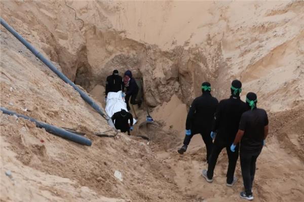 جيش الاحتلال يتسلم 3 جثث عبر الصليب الأحمر وينقلها للفحص الطبي