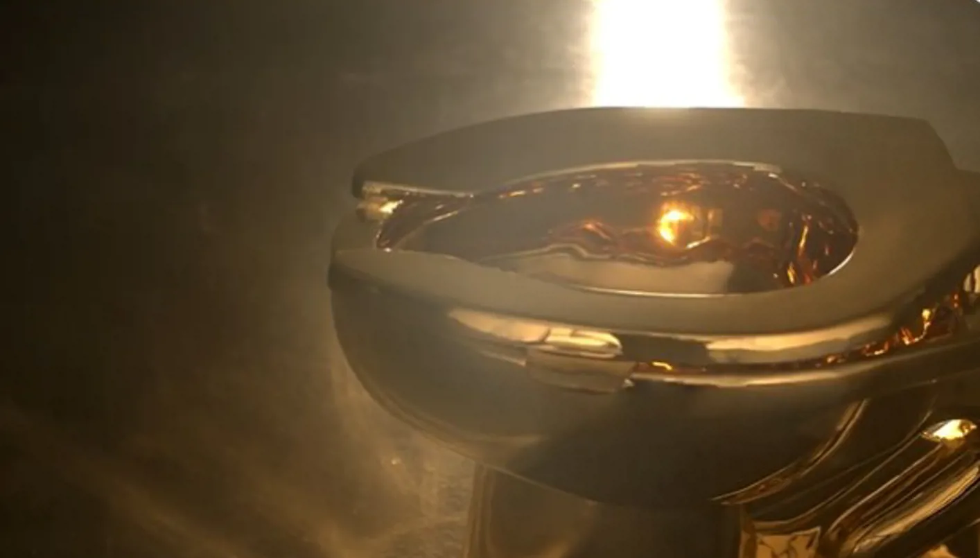 مرحاض من الذهب  للبيع بـ10 ملايين دولار! (فيديو)