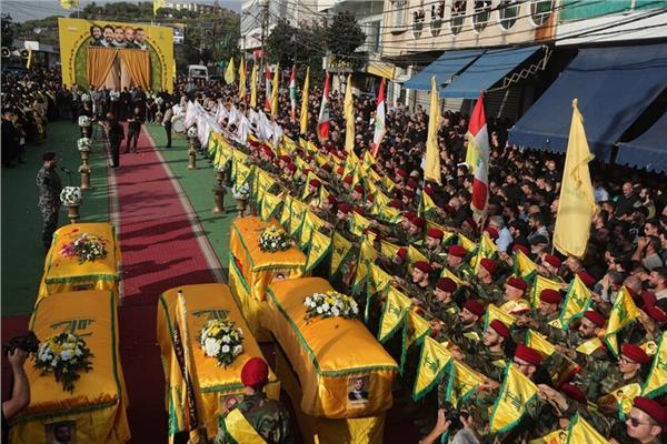 تشييع حاشد لعناصر من حزب الله قضوا بغارات إسرائيلية جنوب البلاد