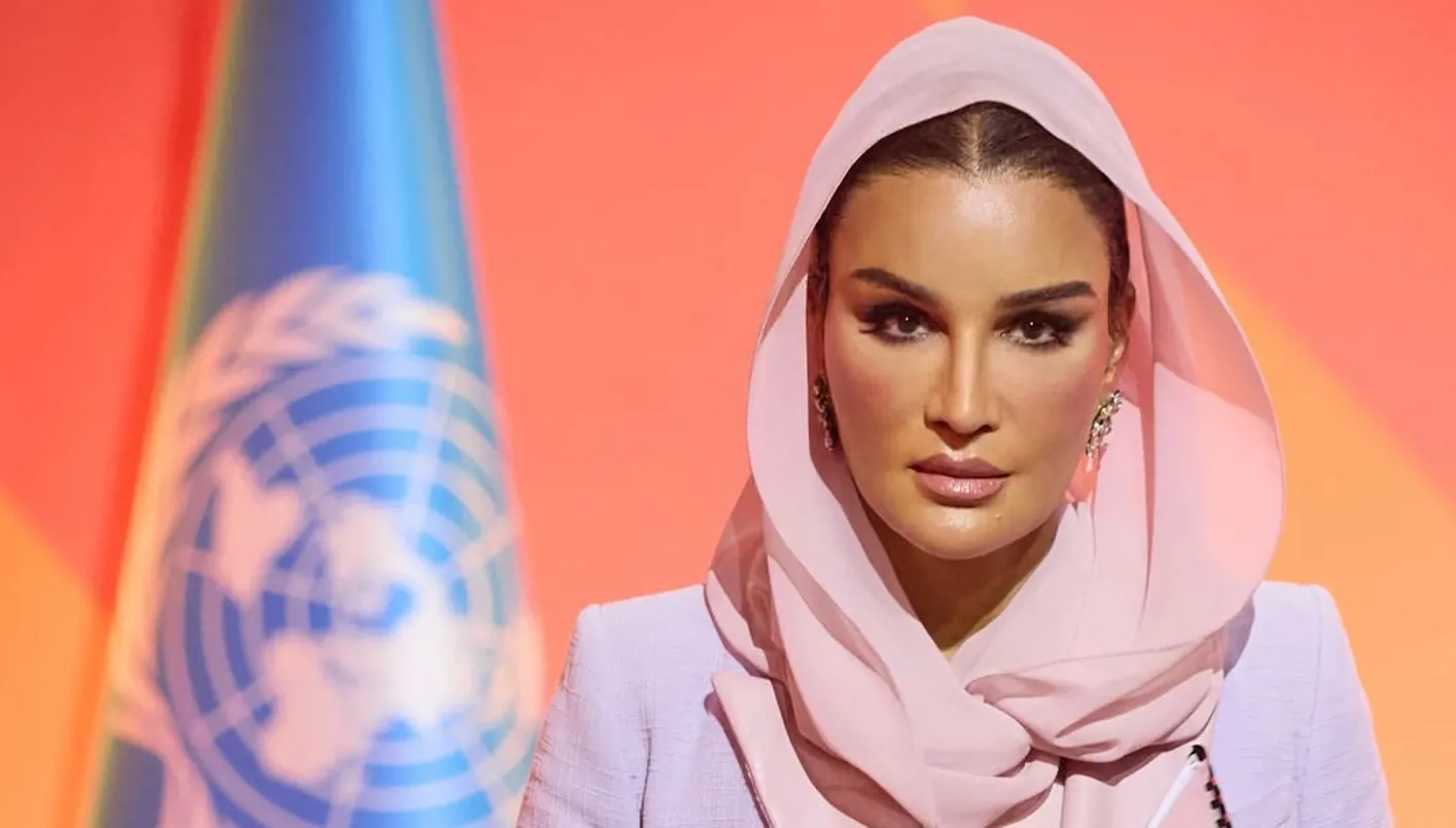 الشيخة موزا تجمع الفخامة بالنعومة في إطلالاتها الاخيرة (صور)