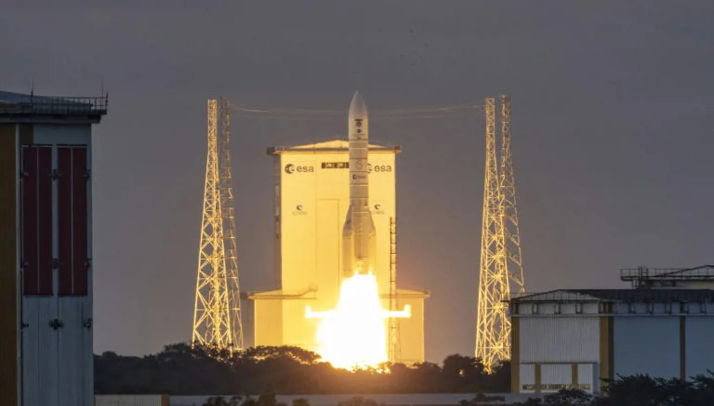 الصّاروخ الأوروبي أريان 6 ينطلق إلى الفضاء حاملاً قمراً اصطناعياً لمراقبة البيئة