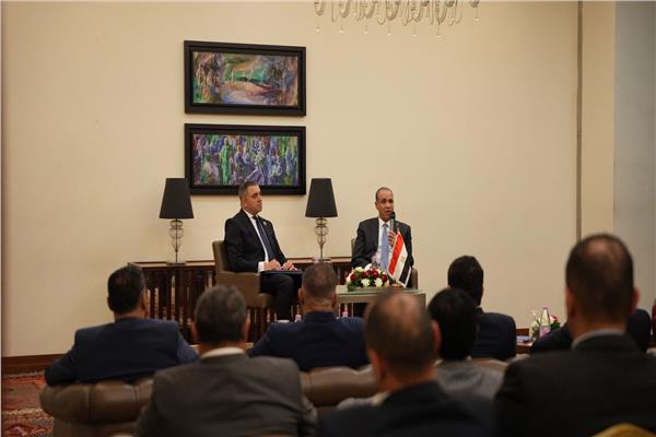 وزير الخارجية يلتقي أعضاء الجالية المصرية في الجزائر