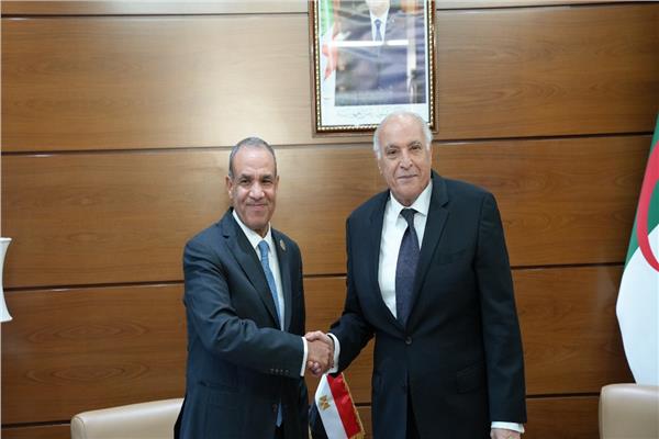 وزير الخارجية يلتقي نظيره الجزائري لبحث العلاقات الثنائية