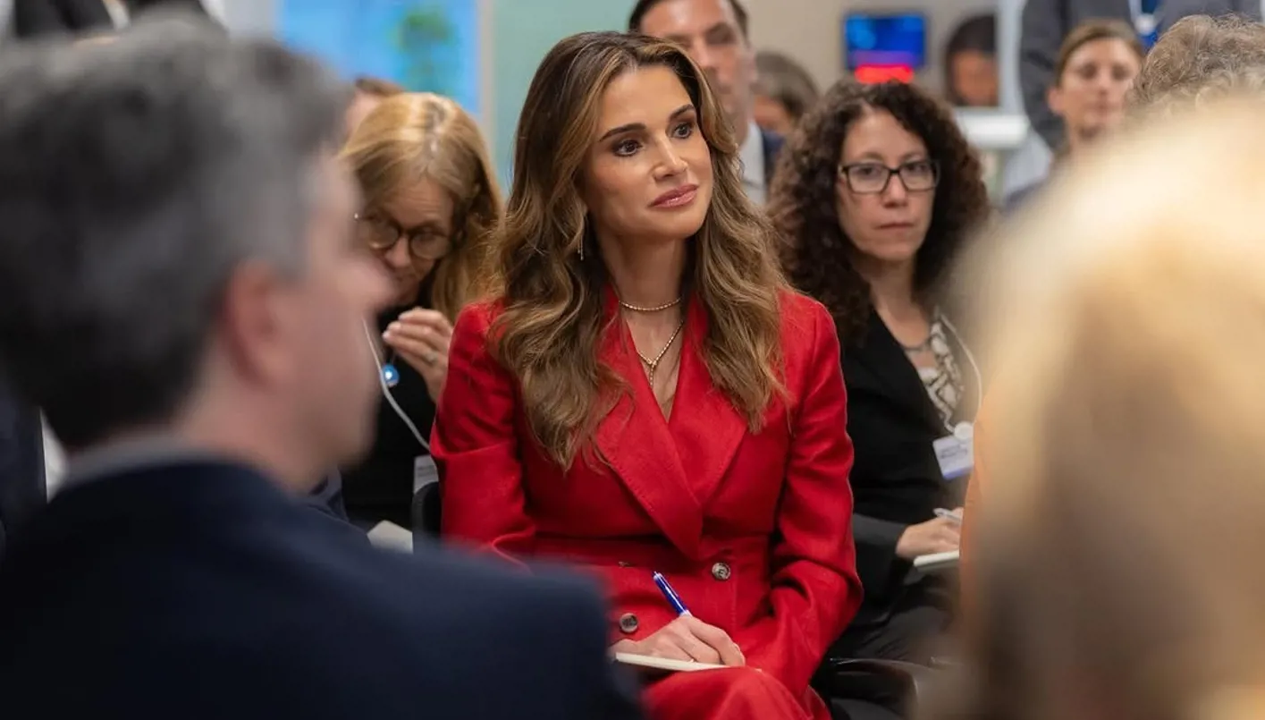 الملكة رانيا باللون الأحمر… حضورٌ ملكي يحمل رسالة تتجاوز الأناقة (صور)