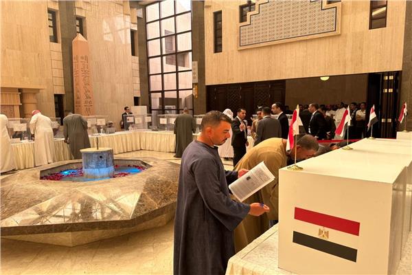 صور.. المصريون بالسعودية يقبلون على انتخابات النواب 