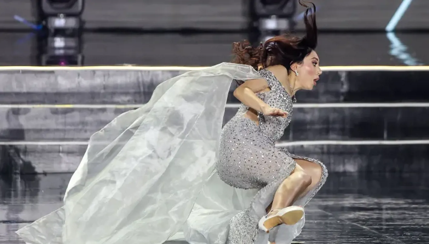 ملكة جمال أوكرانيا تسقط على مسرح ملكة جمال الأرض 2025 (فيديو)