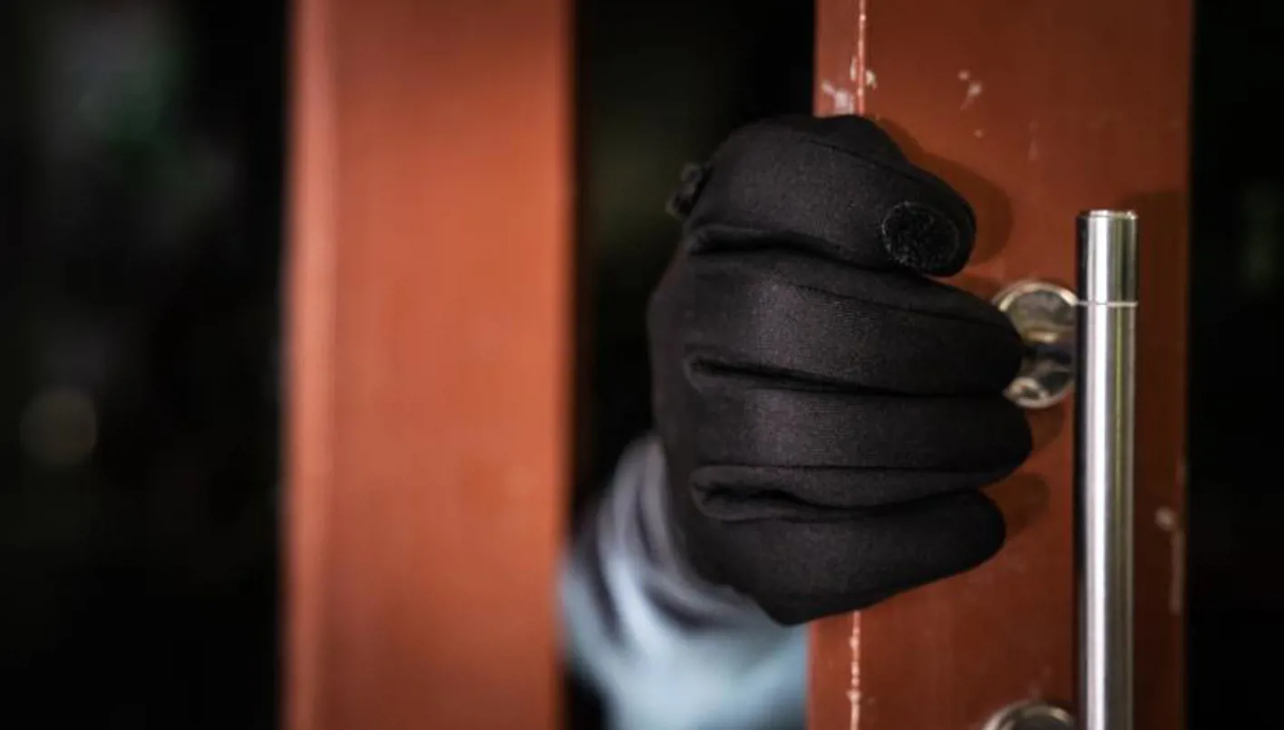 لصّ ينام في مسرح الجريمة… عادت صاحبة المنزل لتجده نائماً بين المسروقات!