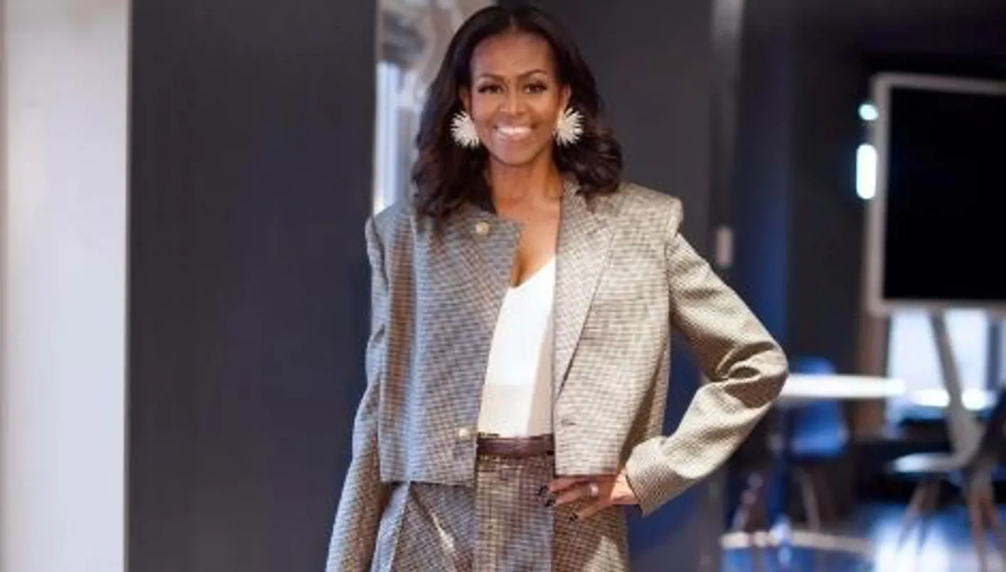 ميشيل أوباما تتألق في أول مجموعة لماتيو بليزي من شانيل خلال جولة كتابها الجديد (صور)