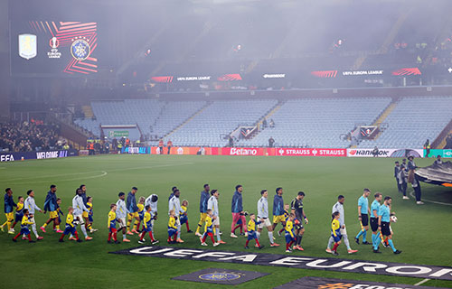 فلسطين تجمع المتضامنين وتُفرغ مدرجات أستون فيلا في مواجهة مكابي الإسرائيلي