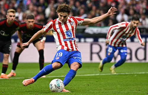 سيميوني يؤكد قيمة ألفاريز رغم غيابه عن “جائزة الأفضل”