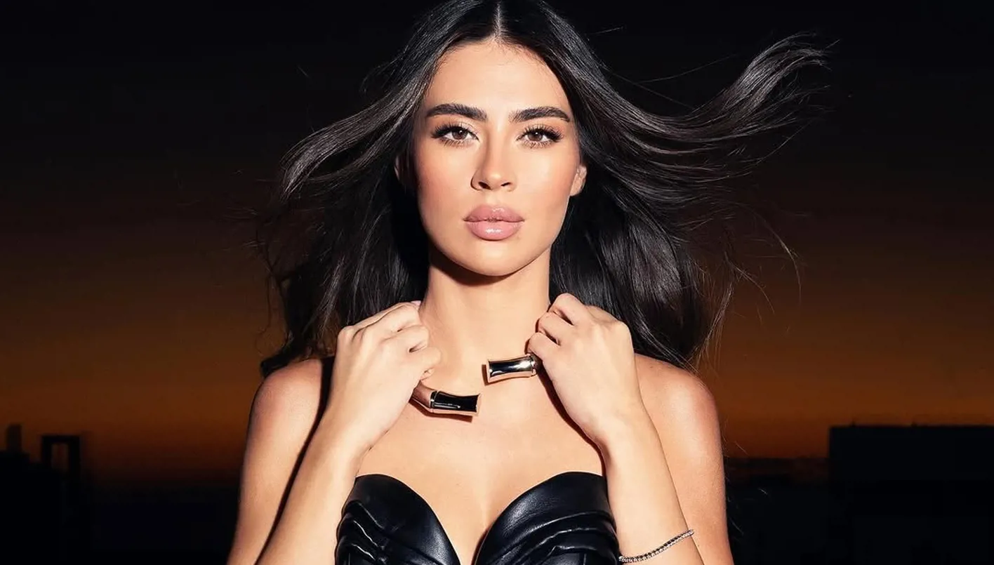 ملكة جمال لبنان بيرلا حرب تتألّق بفستان أسود عصري في جلسة تصويرية خاصّة (صور)