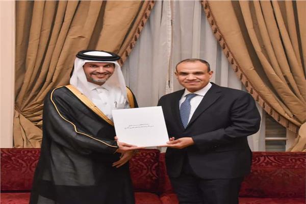 السفير جاسم بن عبدالرحمن يقدم أوراق اعتماده سفيرًا فوق العادة لقطر 