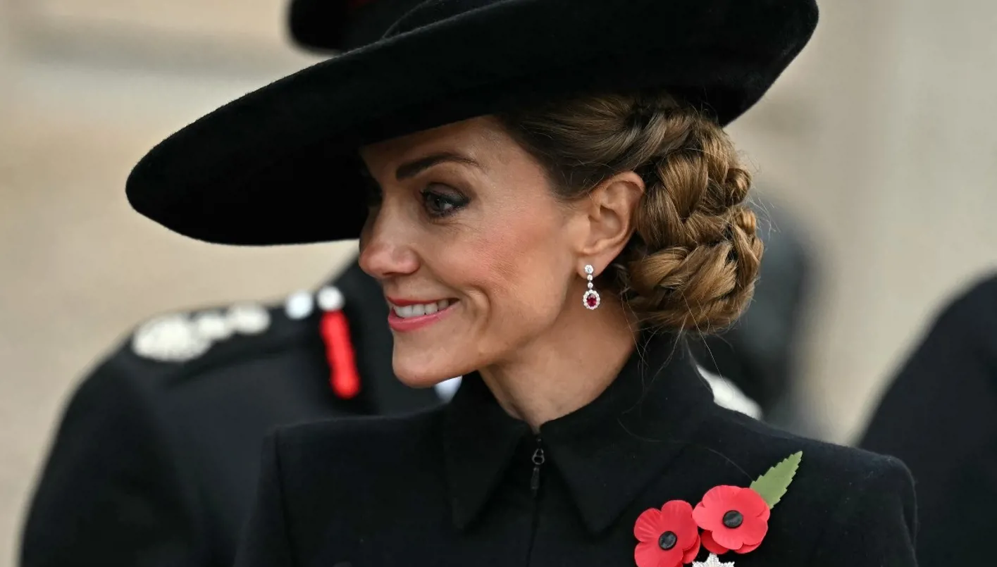 كيت ميدلتون تتألّق بفستان المعطف الأسود وأقراط ياقوت في تحيّة إلى الأمير جورج (صور)
