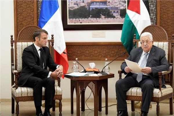 «أبومازن» يبحث مع «ماكرون» سبل تعزيز التعاون الثنائي