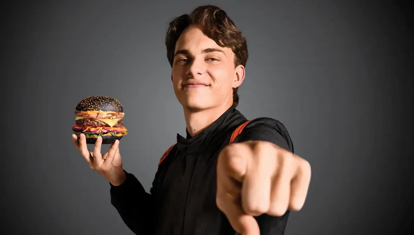 من وجبة مجانية إلى نحس عالمي… ما قصة لعنة البرغر؟ (فيديو)