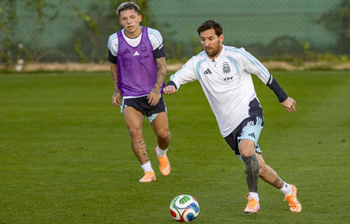 ميسي يشارك مع منتخب الأرجنتين
في احتفالات أنجولا بعيد استقلالها