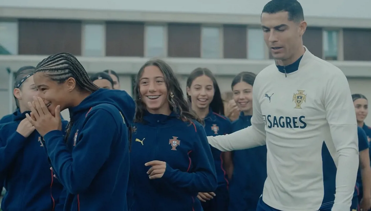 بالفيديو: هذا ما فعله كريستيانو رونالدو بلاعبات البرتغال