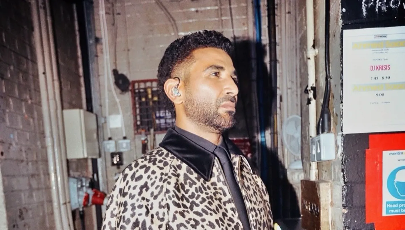 أحمد سعد ينجو بأعجوبة بعد حادث سيارة مروّع… وشقيقه عمرو سعد: دعواتكم لينا