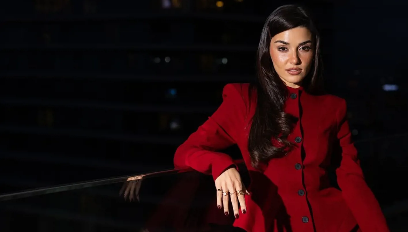 هانده أرتشيل تتألّق بالأحمر الملوكي وتعتمد بنجاح موضة تكديس الخواتم (صور)