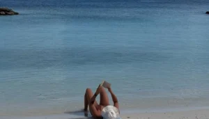 إطلالة جريئة لسابالينكا في المالديف وسط أسماك القرش (فيديو وصور)