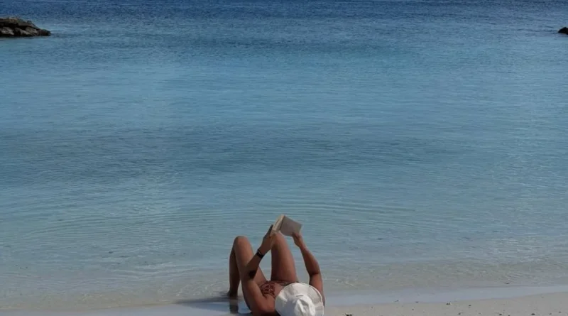 إطلالة جريئة لسابالينكا في المالديف وسط أسماك القرش (فيديو وصور)