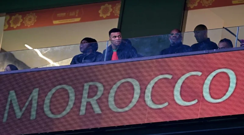 مبابي يرتدي قميص أشرف حكيمي في كأس أمم أفريقيا (فيديو وصور)