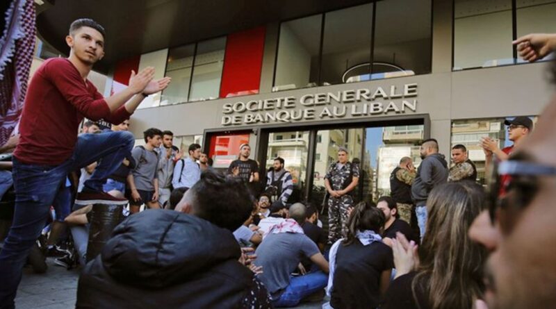 حكومة لبنان تقر قانون “الفجوة المالية” وسط انقسام سياسي واحتجاجات المودعين