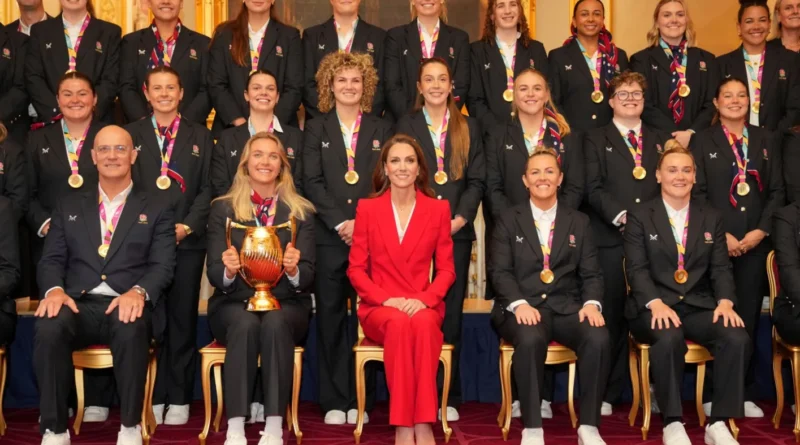 كيت ميدلتون تخطف الأنظار ببدلة رسمية حمراء في عودة مدوّية إلى الشأن العام (صور)