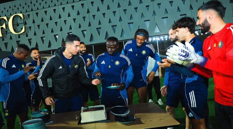 كريستيانو رونالدو يقطع قالب حلوى… النصر يحتفل بساديو ماني “البطل” (فيديو وصور)