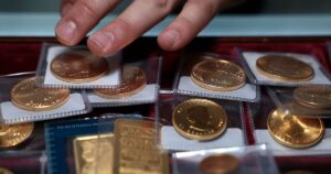 الذهب يواصل القفزات ويتجاوز 5000 دولار