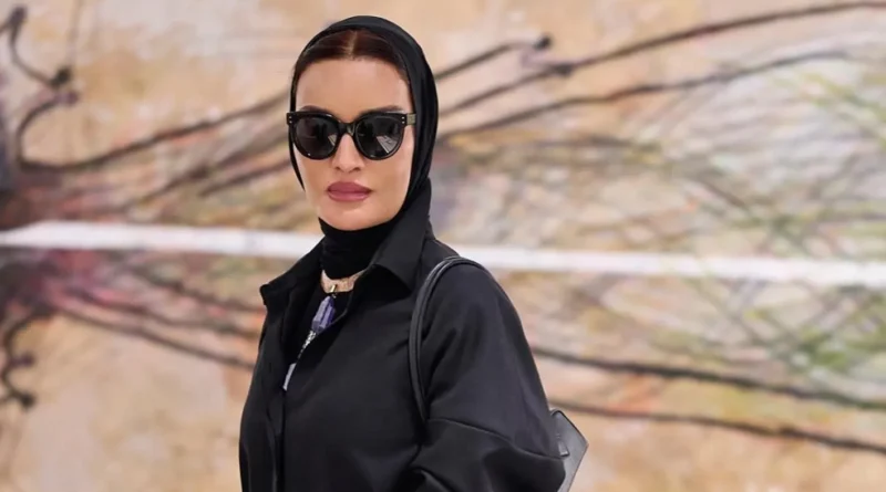 الشيخة موزا تتألّق بالأسود ومجوهرات ملوّنة في “آرت بازل” قطر (صور)