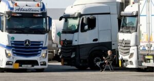 جهود لبنانية وأردنية لإيجاد حل مع دمشق بعد قرار حظر دخول شاحنات البضائع