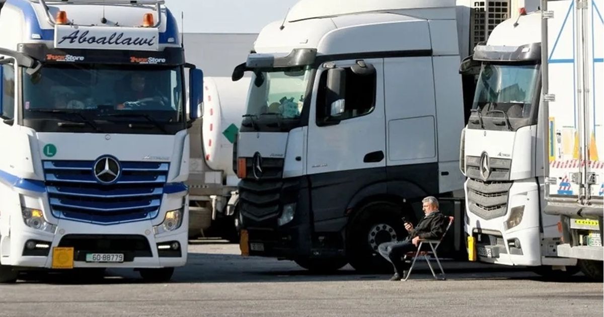 جهود لبنانية وأردنية لإيجاد حل مع دمشق بعد قرار حظر دخول شاحنات البضائع