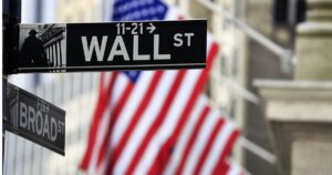 تراجع حاد في “وول ستريت” مع موجة بيع جديدة في التكنولوجيا والبرمجيات