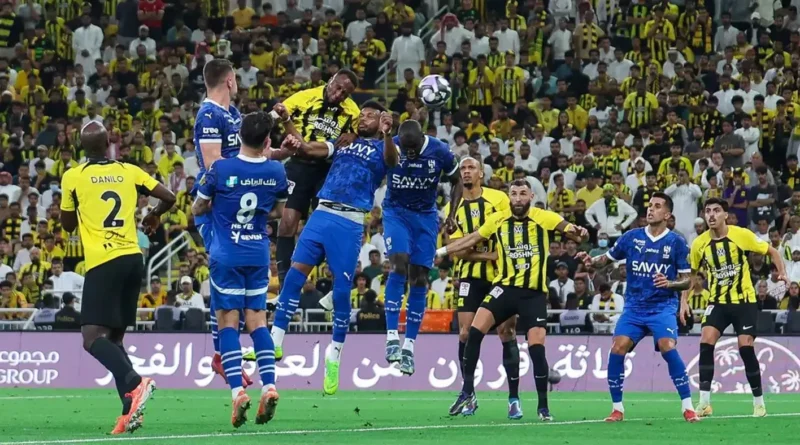 حكم من العيار الثقيل لقيادة قمة الاتحاد والهلال في الدوري السعودي