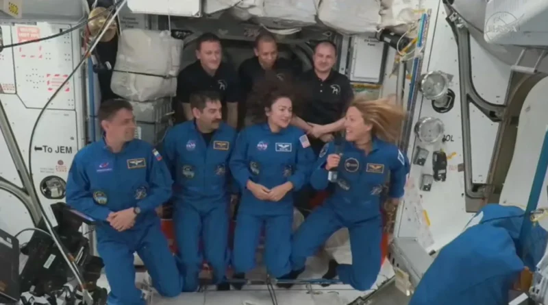 مهمة بحثية تستغرق أشهراً… وصول طاقم دولي جديد إلى محطة الفضاء (صور)
