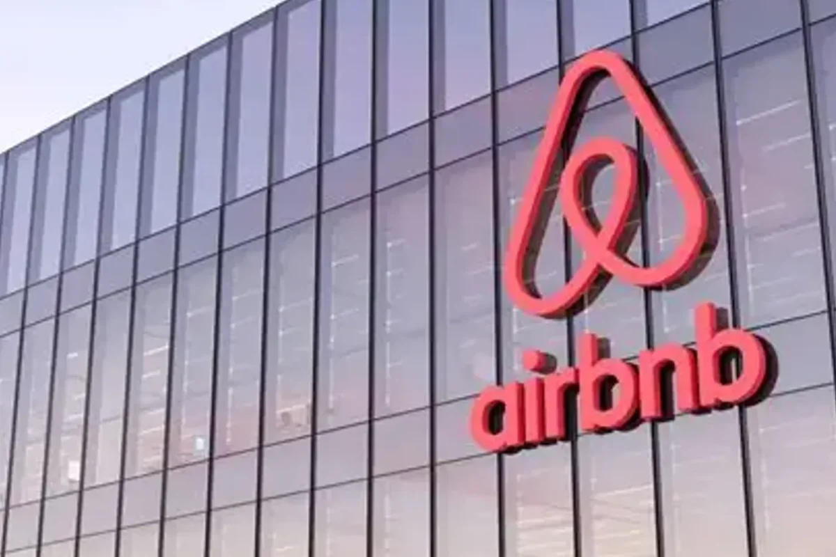 حجوزات تتخطى الـ 20 مليار دولار… هل تسيطر “Airbnb” على سوق السفر العالمية؟